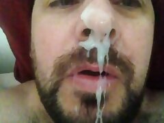 Une mignonne asiatique chevauche sa chatte poilue sur videos pornos en streaming une bite bien dure