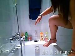 Maman se faufile et surprend son beau-père video erotique femme nue en train de se branler dans un film porno