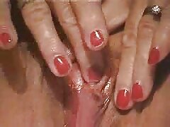 Salope asiatique chaude chevauche sauvagement une bite vidéo de sexe rigide