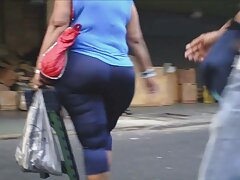 Une femme mature aux gros vidéo erotic seins séduit le garçon d'à côté