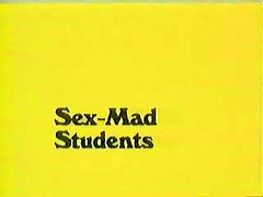 Crazy video sexe femme agee Dad suit l'amie de sa fille dans la salle de bain