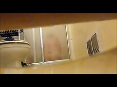 Mec joue avec une chatte vidéo de felation gonflée et un énorme clitoris sur une vidéo de cul amateur chaud