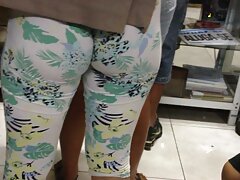 Une voisine sexy ne pouvait pas se défendre contre un garçon video pornographique tukif en chaleur