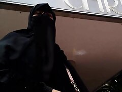 Une baby-sitter folle a attrapé un mec en train de branler son énorme boner video pornodingue