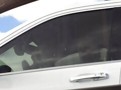 Une écolière chaude fait une pipe video erotique vintage à un homme plus âgé