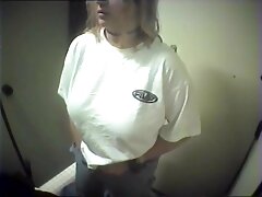 Une maman désespérée séduit et baise l'ami de son fils video erotique femme nue